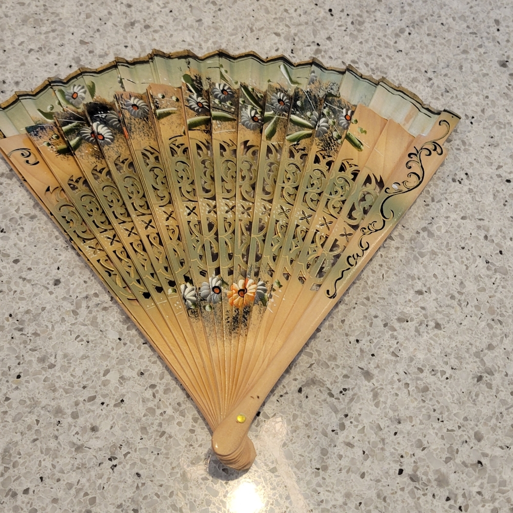 GORGEOUS HAND PAINTED ON BAMBOO,HAND HOLD FAN. - Picture 10 of 12